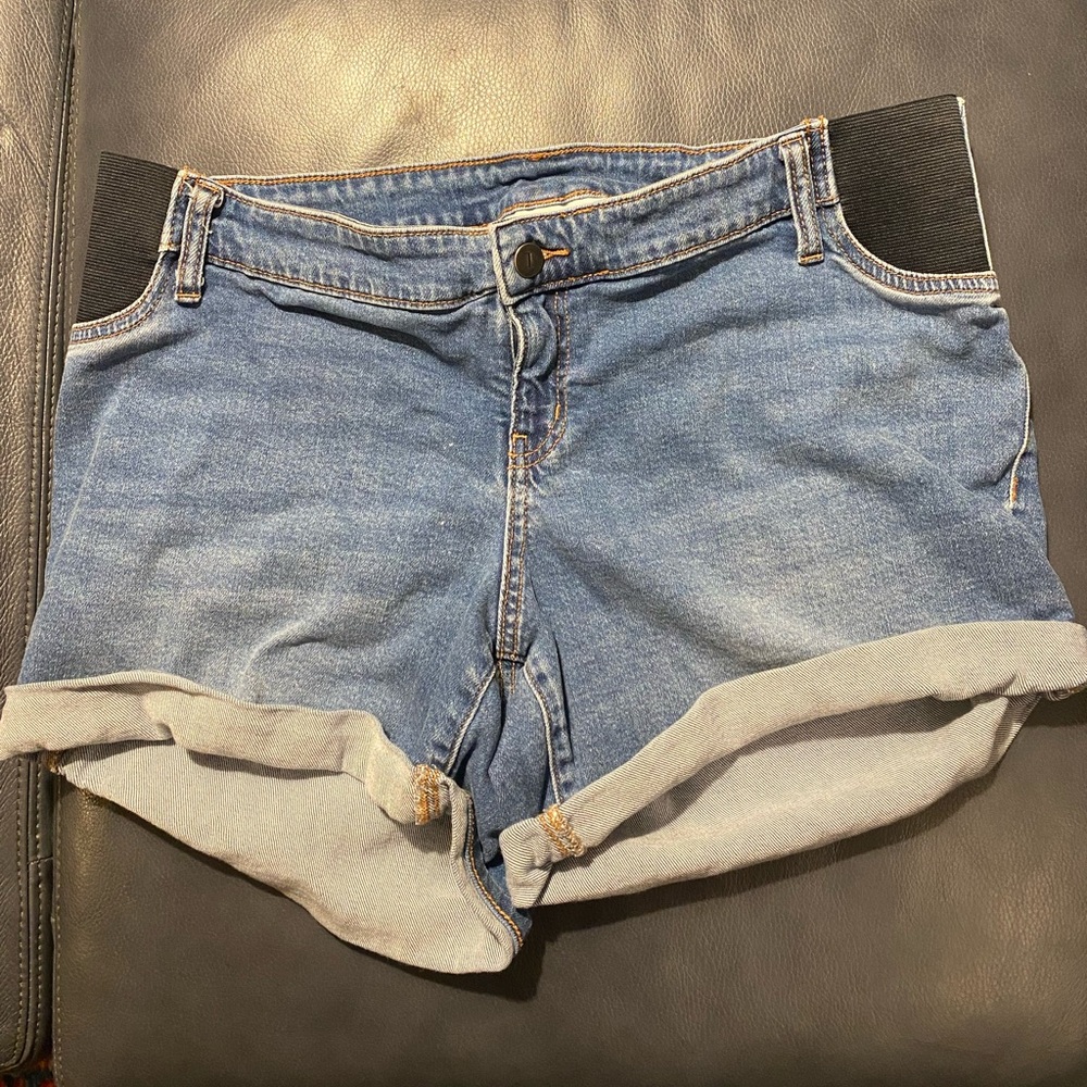 Comfy Ingrid & Isabel under belly maternity jean shorts